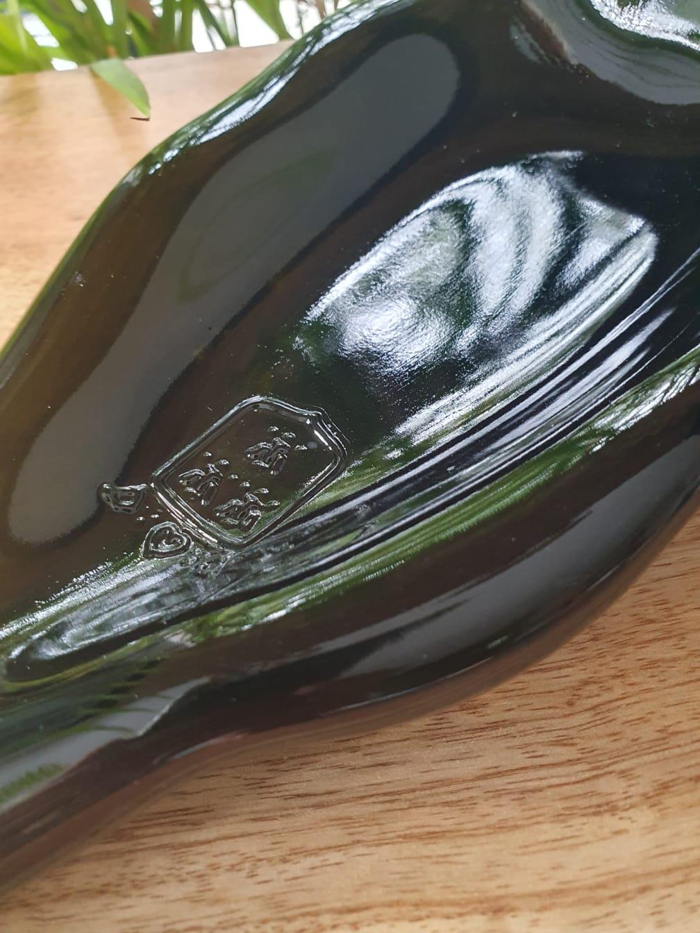 Bouteille de vin de chinon avec l'écusson , la bouteille est déformée pour faire une planchette apéritive .D'Ici et de claire 