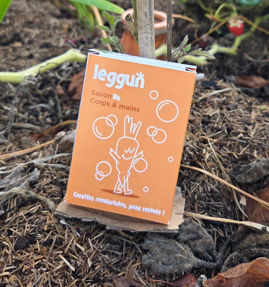Un emaballage de savon à la carotte de la marque leggun dans un potager .D'Ici et de claire 