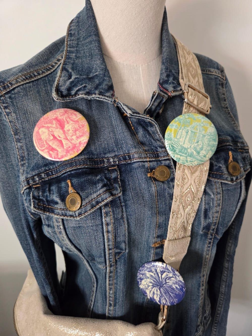 Plusieurs badges en tissu avec un motif toile de jouy de différentes couleurs , créations D'Ici et de claire 