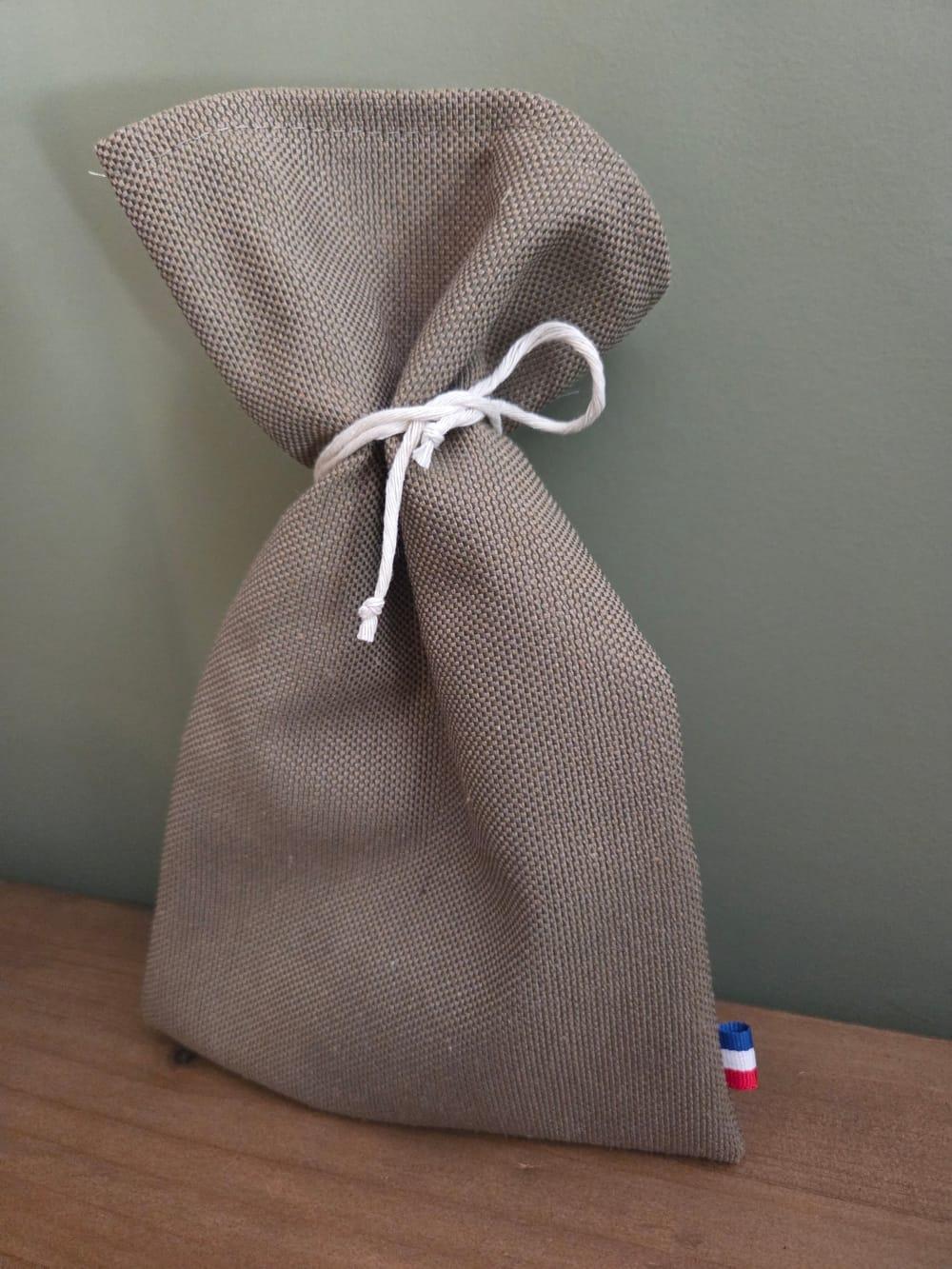 Sac en tissu vert avec le drapeau français posé sur un meuble en bois .D'Ici et de Claire 