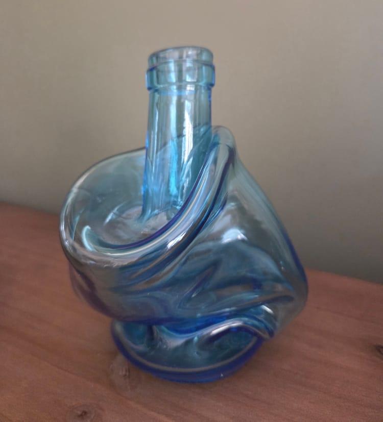 Bouteille de vin bleu qui a été déformée avec la chaleur , l'autre vie des bouteilles .D'Ici et de claire 