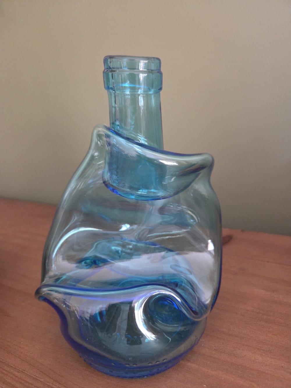Bouteille de vin bleue qui est déformée ; l'autre vie des bouteilles .D'Ici et de claire 