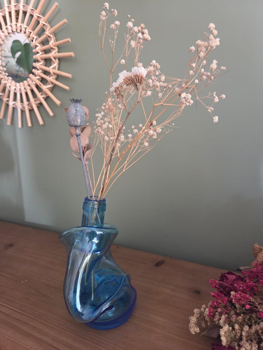Bouteille déformée bleur qui devient un soliflore avec des fleurs séchées , L'Autre vie des bouteilles .D'Ici et de claire 