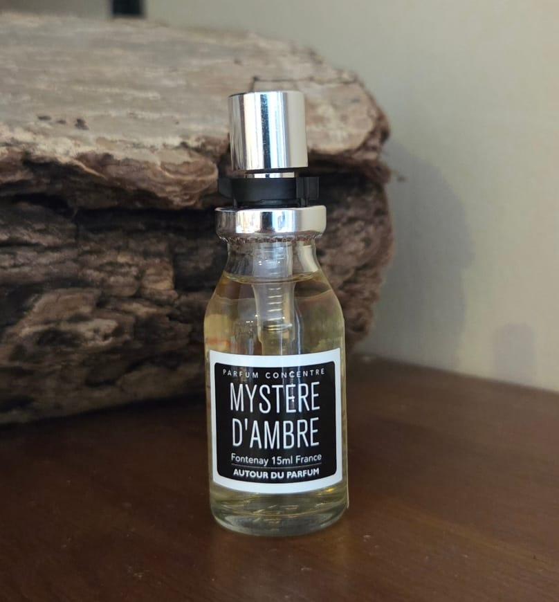 flacon de 15ml du parfum mystère d'ambre de la marque autour du parfium - d'ici et de claire 