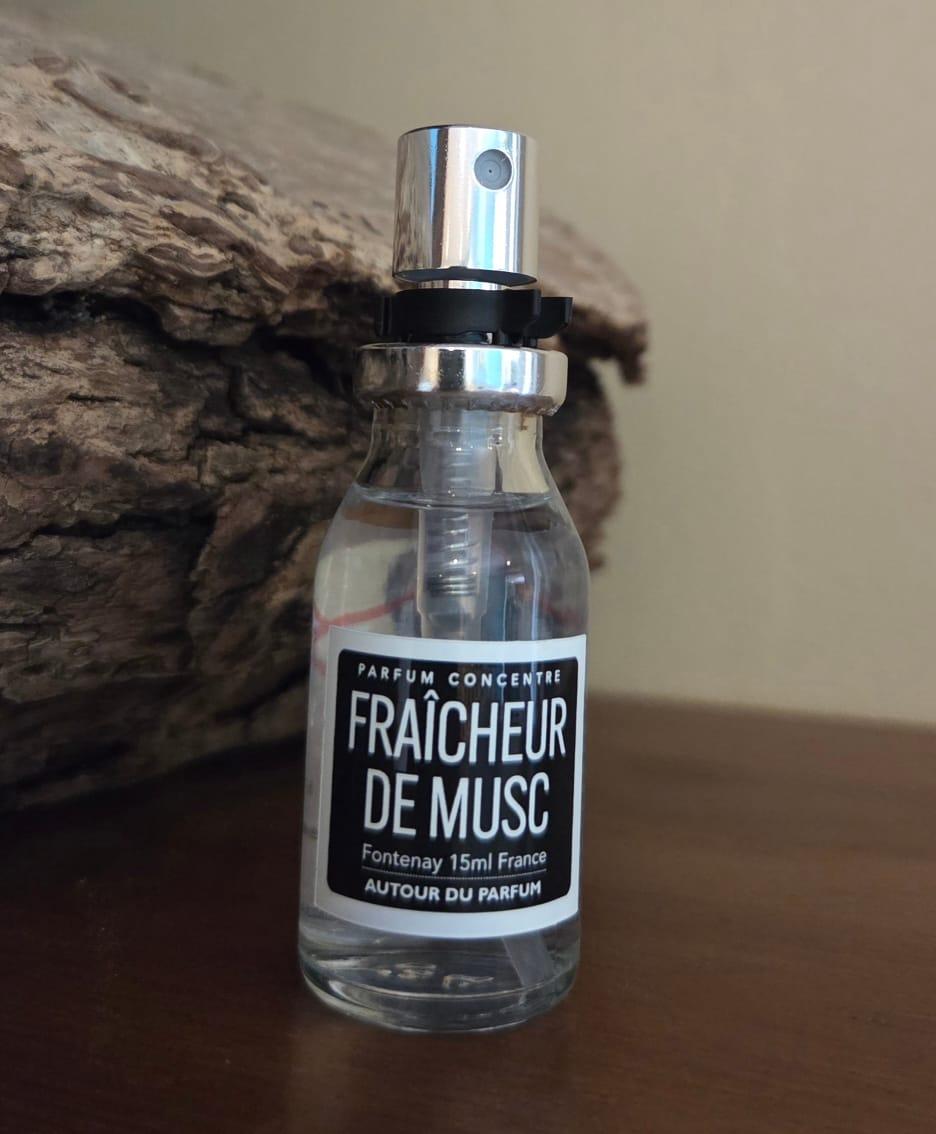 flacon de parfum fraîcheur de musc de la marque autour du parfum - d'ici et de claire 