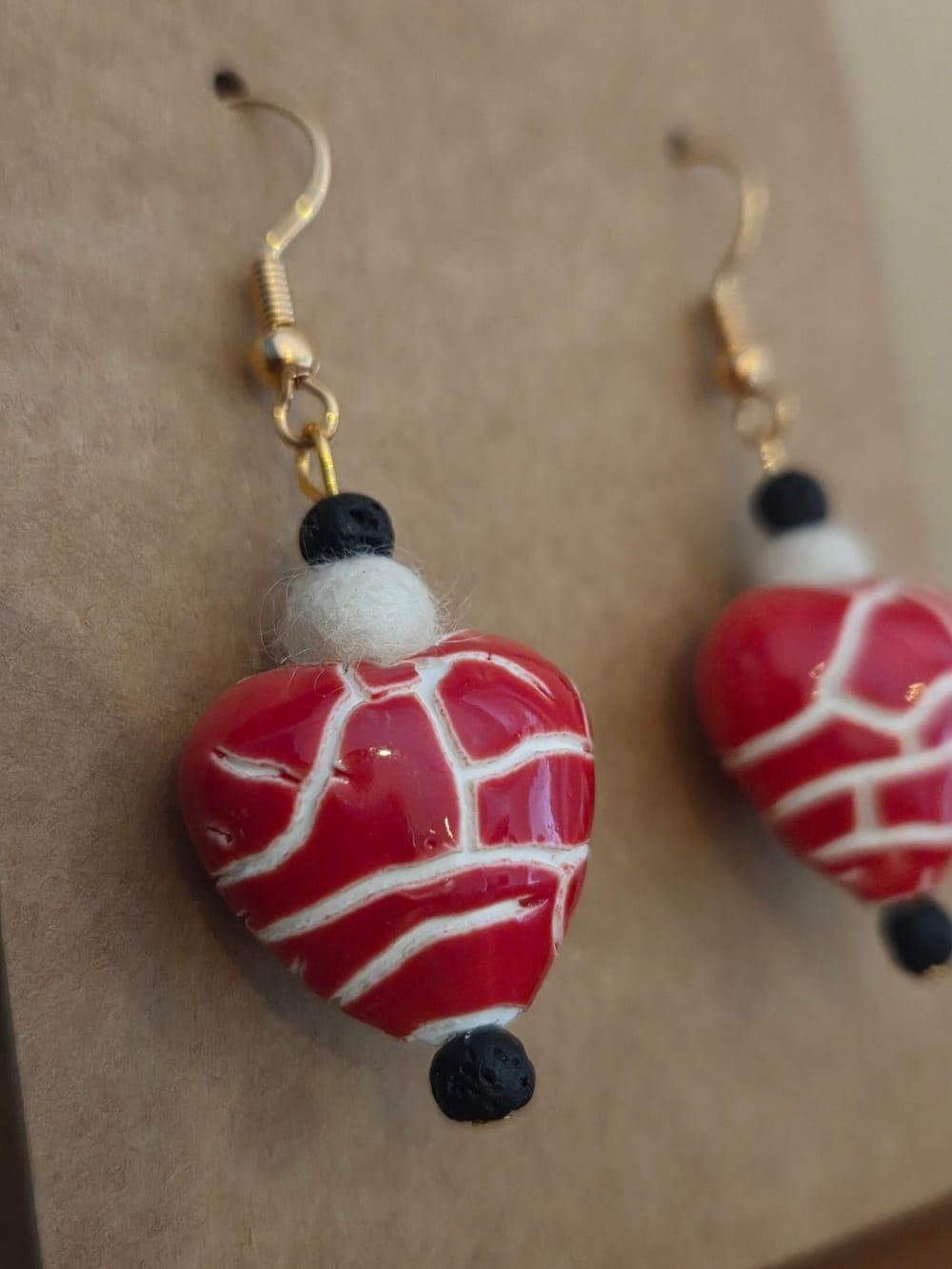 Boucle d oreille avec perle du cachemire , pierre de lave et coeur en céramique , création d'ici et de claire 