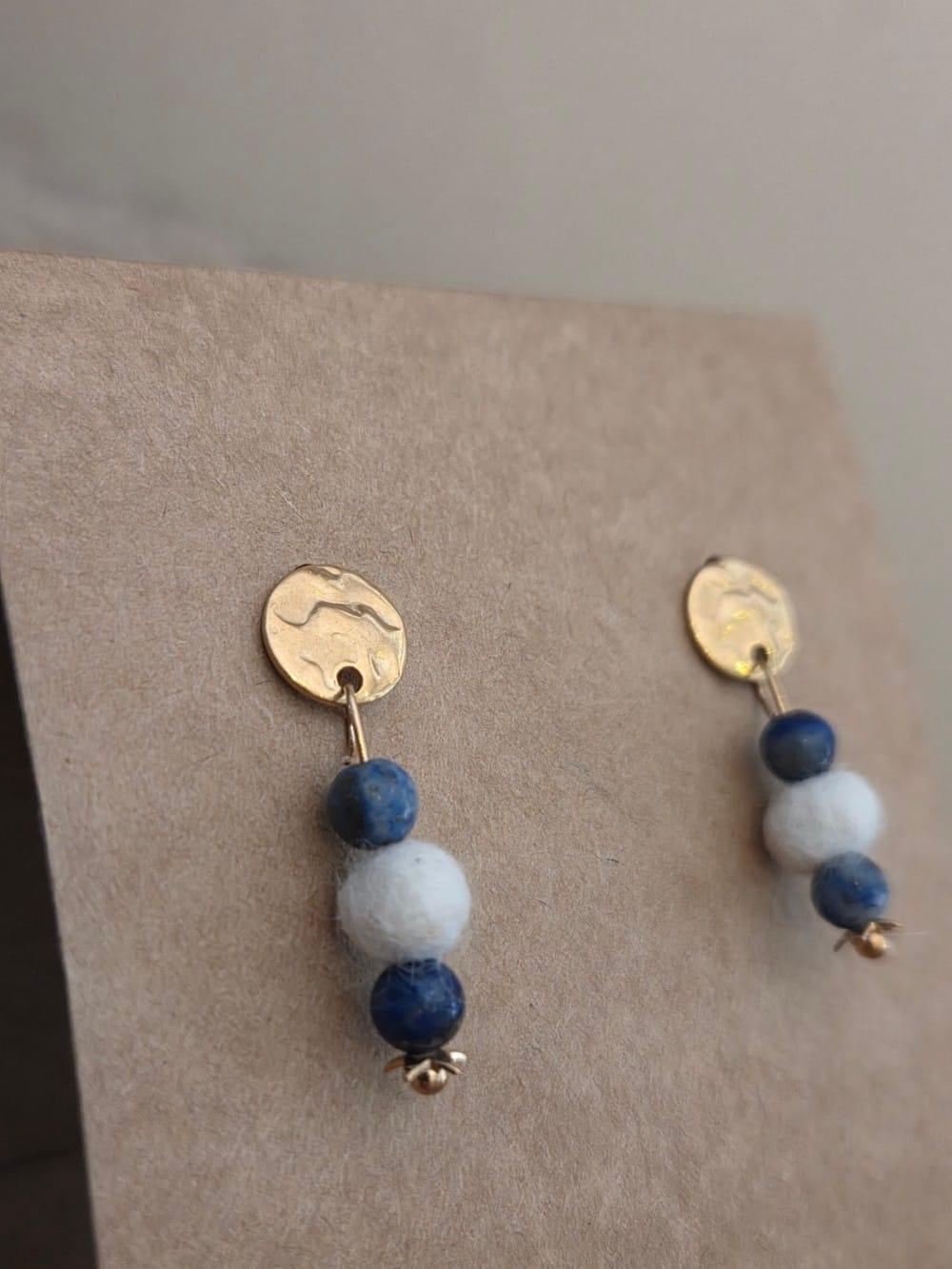 une paire de boucle d oreille doré et perles en lapis lazuli et cachemire