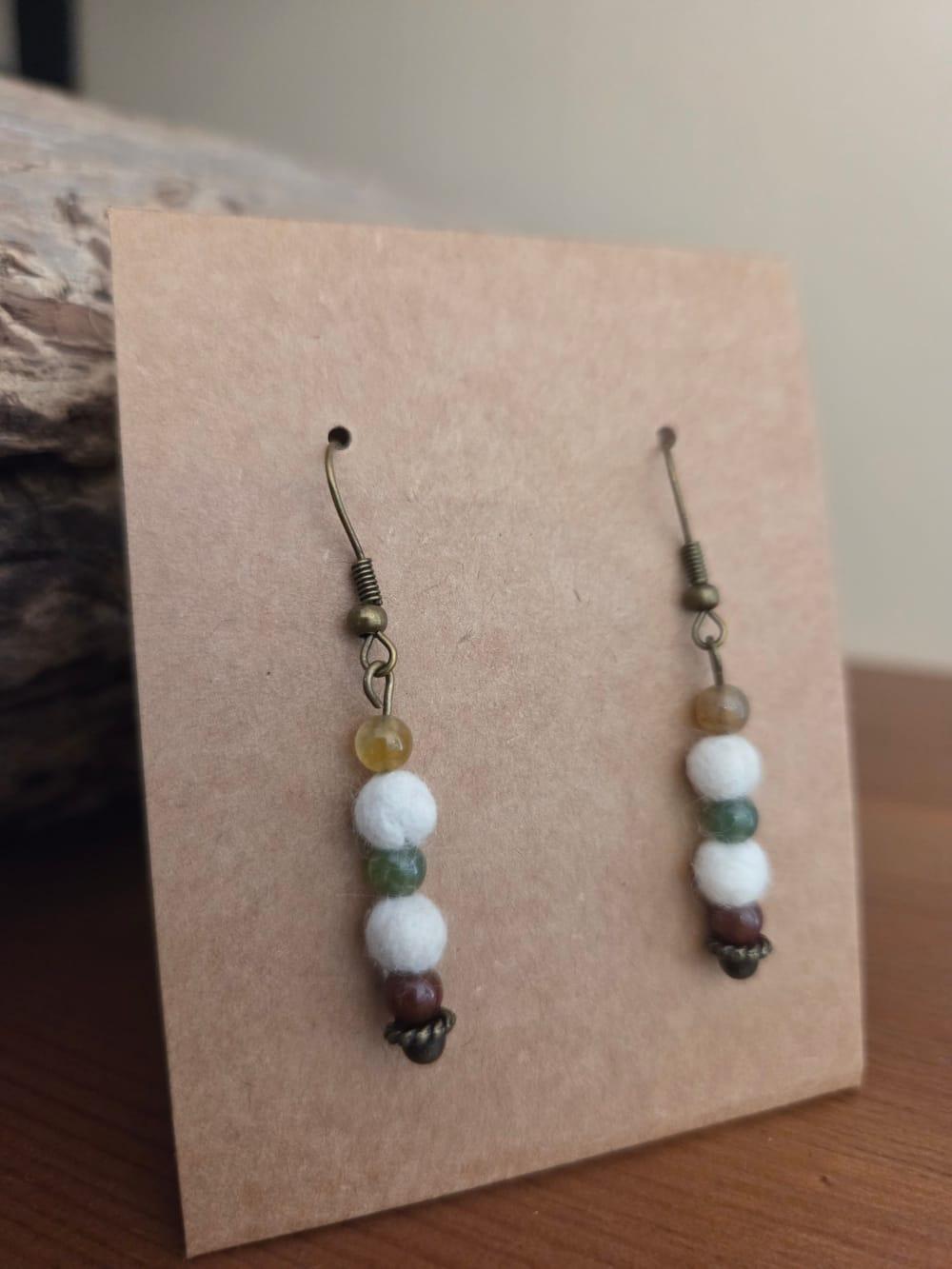 une paire de boucle d'oreille avec des pierres en laine de cachemire et perles en pierres naturelles 