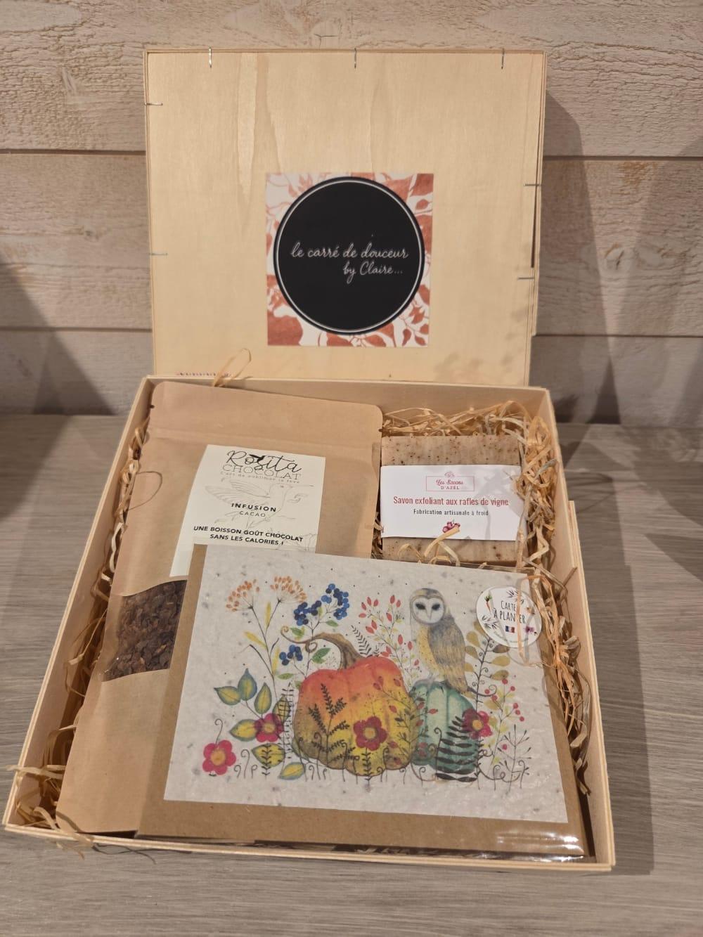 coffret cadeau avec une infusion aux écorces de fèves de cacao une carte à planter et un savon aux rafles de vignes , d'ici et de claire 