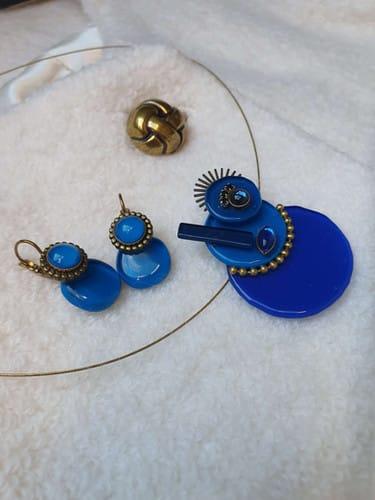 Boucles d'oreilles et pendentif bleus, bijoux fantaisie sur fond blanc. Nathalie Borderie
