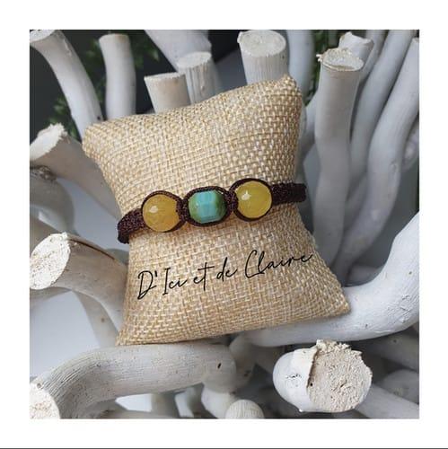 Bracelet élégant sur un coussin avec D'Ici et de Claire, bijoux artisanaux.