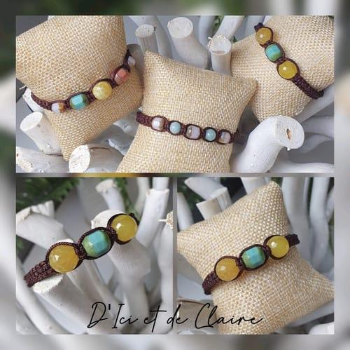 Bracelets en pierre avec du texte D'Ici et de Claire sur les coussins.