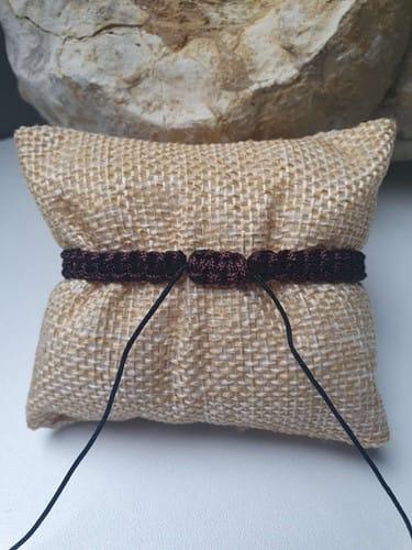 Bracelet marron sur coussin. Détail du bijou. D'Ici et de Claire.