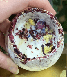 Bougie géode avec des fleurs séchées