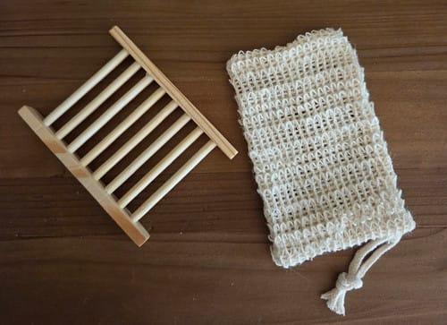 un repose savon et an sachet en toile exfoliante