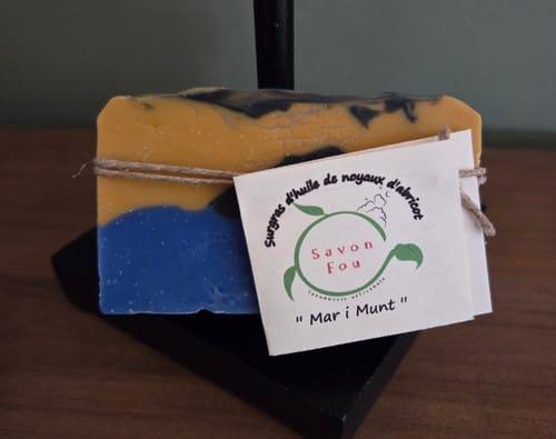 un savon de plusieurs couleurs