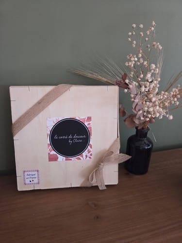 une boite carre avec une inscription 