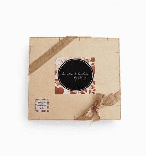 Coffret cadeau dans une boite en bois carrée