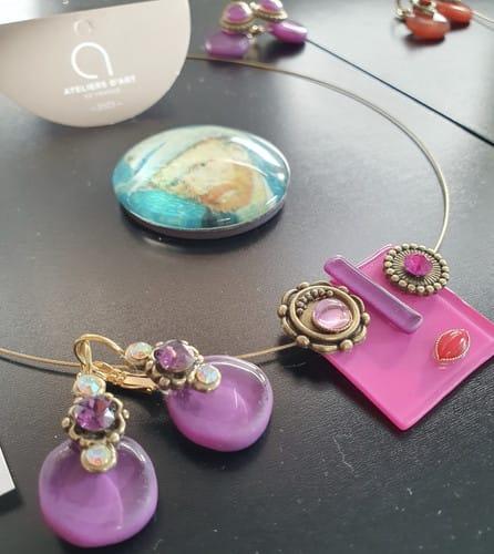 Boucles d'oreilles pendantes et collier rose. Nathalie Borderie