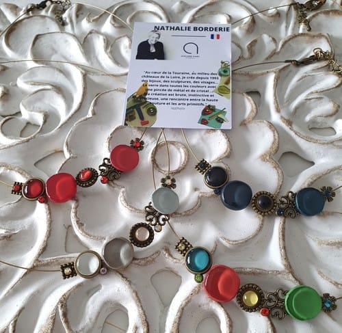 Colliers colorés avec des perles, texte Nathalie Borderie