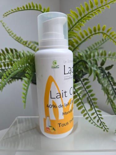 un flacon de lait corporel au lait d'ânesse noté 40% de lait d'ânesse