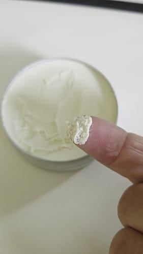 un doigt avec du déodorant solide sur ce doigt