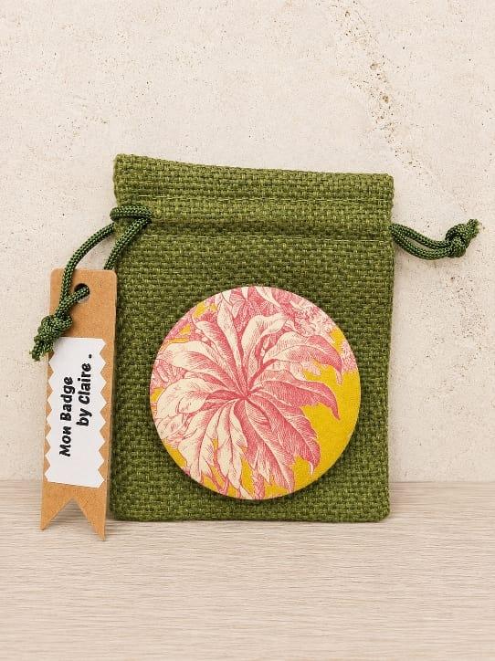 Badge en tissu motif toile de jouy avec feuillage tropical rose et vert anis , création d'ici et de claire 