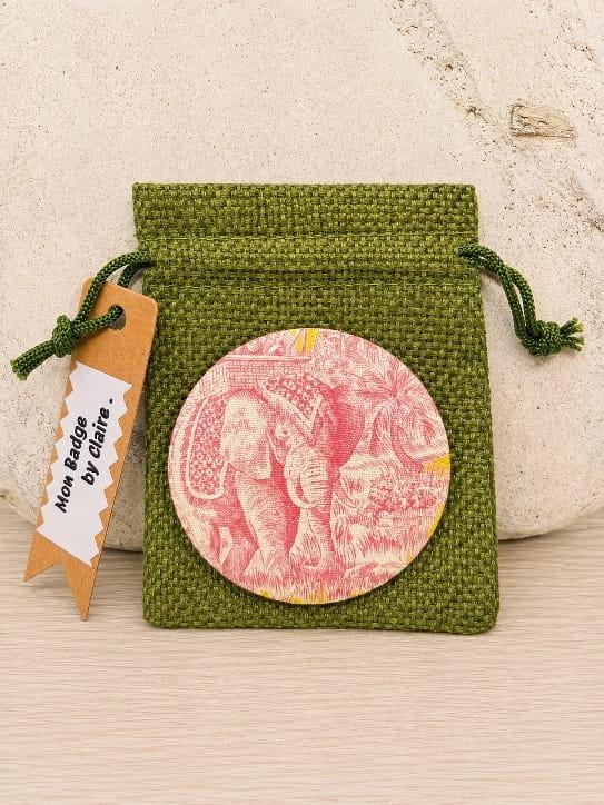 Badge en tissu motif toile de jouy exotique avec un éléphant rose , création D'Ici et de claire s