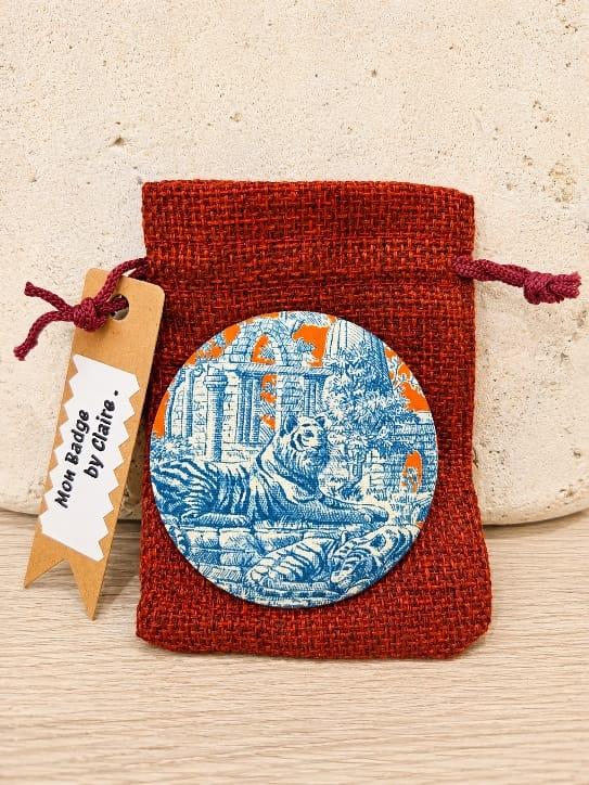 Badge en tissu toile de jouy bleu et orange motif exotique , création D'Ici et de claire 