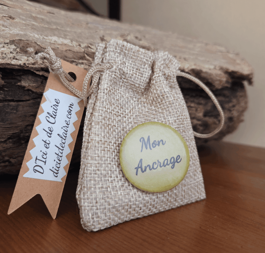 un sachet en tissu avec un badge , une inscription figure sur se sachet " mon ancrage", d'ici et de claire 