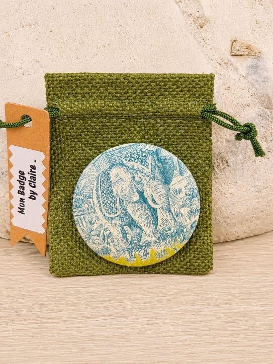 Badge motif éléphant toile de jouy vert et turquoise avec un sachet tissu vert , création D'Ici et de claire 
