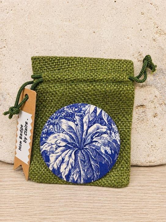 Badge en tissu bleu motif toile de jouy exotique feuillage tropical avec un sachet vert , création d'ici et de claire 