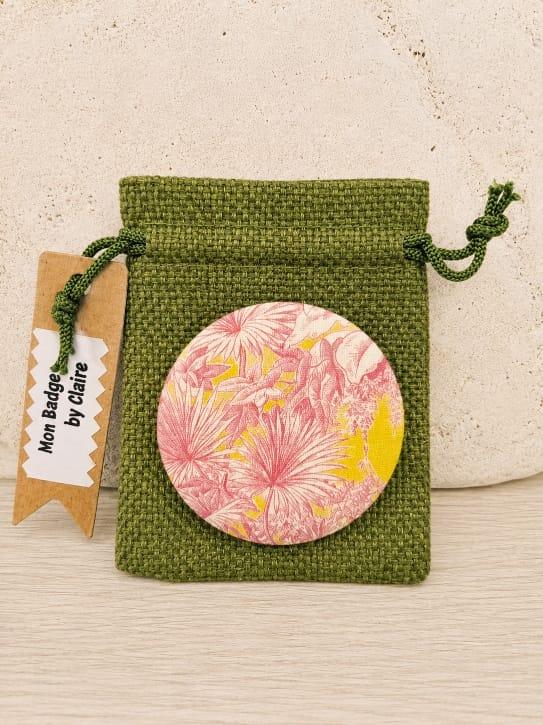 Badge avec un motif palmier éventail Toile de jouy , couleur rose et vert anis , attaché à un sachet vert , création d'ici et de claire 