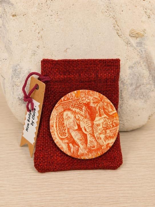 Badge en tissu motif toile de jouy exotique orange avec un éléphant , création D'Ici et de claire 