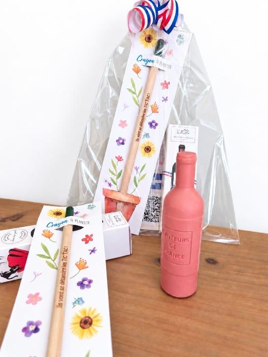 coffret comportant un cryon à planter et un savon en forme de bouteille , d'ici et de claire 