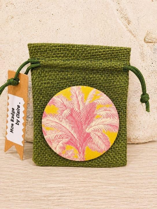 Badge en tissu avec un motif palmier de la toile de jouy rose et vert , création d'ici et dec laire 