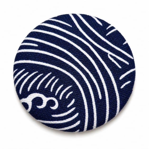 Badge en tissus avec un motif bleu type odyssée .D'Ici et de Claire 