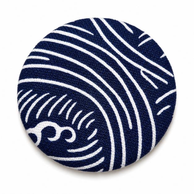 Badge en tissus avec un motif bleu odyssée .D'Ici et de Claire 