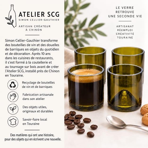 tasses à café fabriqué à partir de cul de bouteille , grains de café posés sur la table et explications 