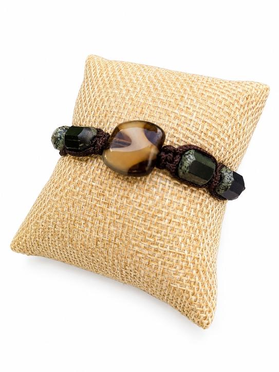Bracelet type shamballa avec des perles en verre dont une couleur léopard marron , posé sur un coussin beige .Création originale made in france de D'Ici et de Claire . D'Ici et de Claire 