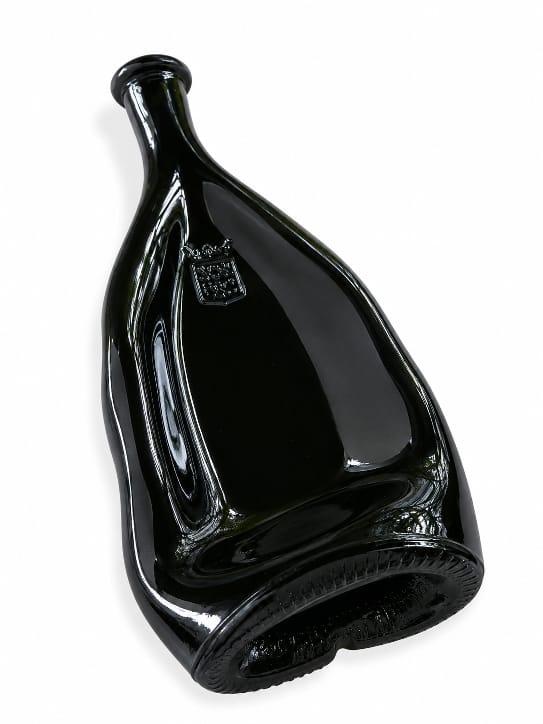 Une bouteille de vin de chinon déformée avec l'écusson de Chinon . D'Ici et de claire 