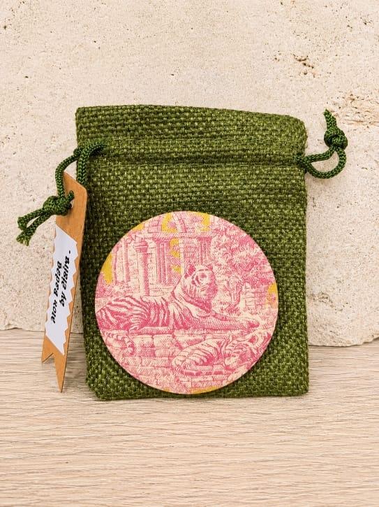 Badge avec un tissu toile de jouy rose et vert , création D'Ici et de claire 