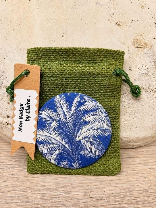 Badge tissu avec un motif toile de jouy palmier bleu avec un sachet en tissu vert , créations d'ici et de claire  