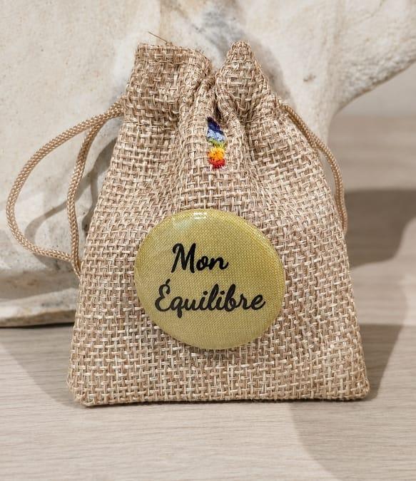 Sachet en tissus avec broderie de couleur et un badge sur lequel il est inscrit "mon équilibre".D'Ici et de claire 