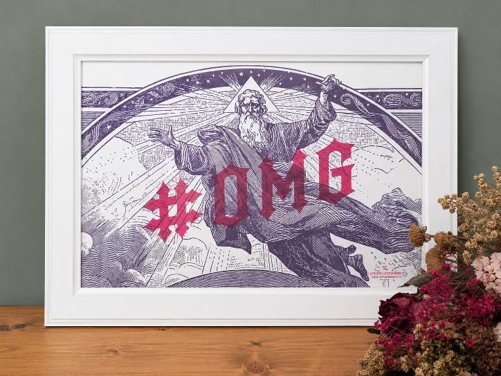 Affiche dans un cadre avec une inscription " #OMG " en rouge - D'Ici et de claire 