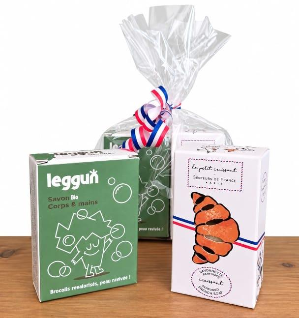 un sachet transparent contenant deux savons , un savon au brocoli jouflu et un savon en forme de croissant