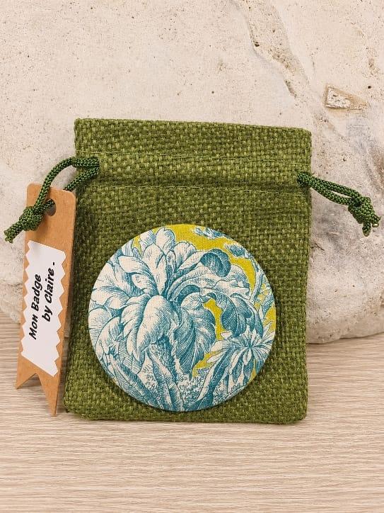 Badge en tissu avec un motif toile de jouy exotique et feuillage tropical vert anis , un sachet en tissu vert , création d'ici et de claire 