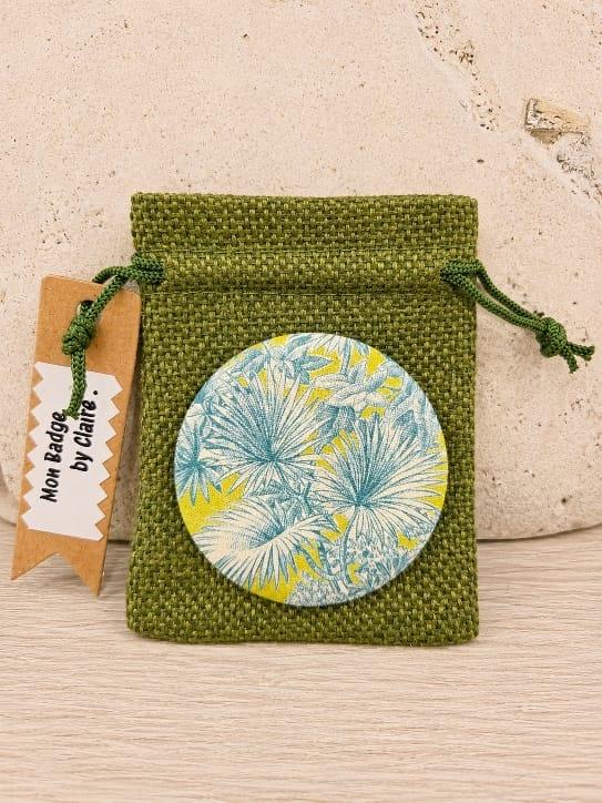 Badge en tissu avec motif toile de jouy palmier éventail et un sachet vert , création d'ici et de claire 