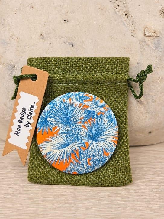 Badge en tissu avec un motif palmier éventail bleu et orange avec un sachet tissu vert , création d'ici et de claire 