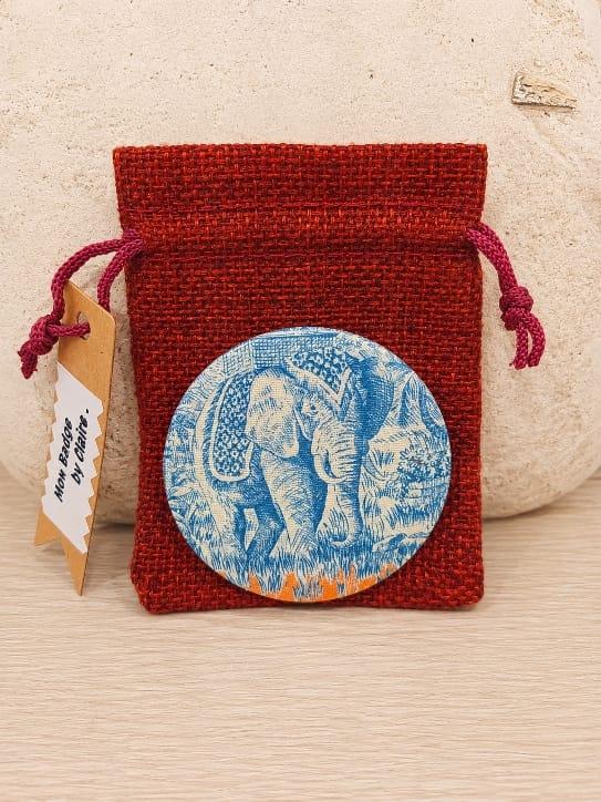 Badge en tissu avec un motif toile de jouy bleu et orange , création D'Ici et de claire 